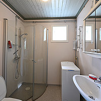 Das Bad mit Dusche und WC im Timmerhuset in Schweden.