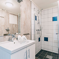 Schönes und geräumiges Bad mit Dusche / WC.