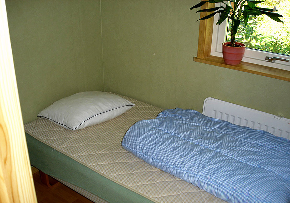 Schlafzimmer Nr. 2 im Haus Tomstugan mit einem Einzelbett.