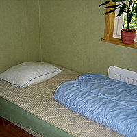 Schlafzimmer Nr. 2 im Haus Tomstugan mit einem Einzelbett.