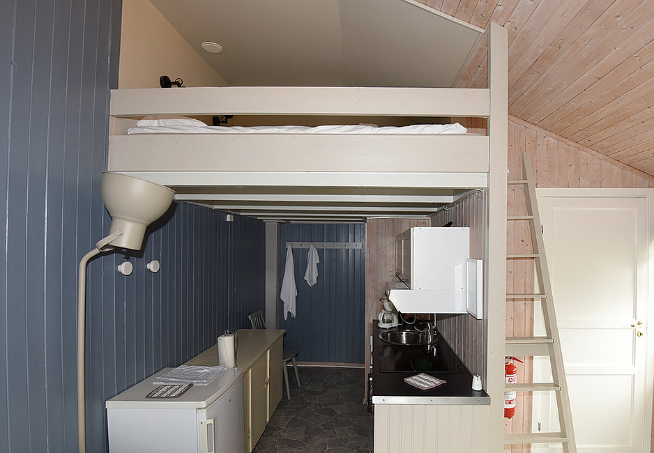 Kleiner Küchenbereich in der Wohnung Garnbua mit Schlafhems.