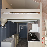 Kleiner Küchenbereich in der Wohnung Garnbua mit Schlafhems.