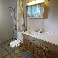 Das Badezimmer mit Dusche / WC im Haus 4 in Finnkroken.