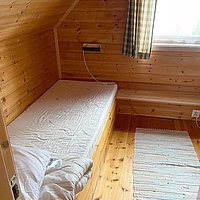 Haus 2 besitzt 2 Schlafzimmer mit je 2 Einzelbetten.