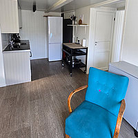 Offene Wohnküche in der Ferienwohnung Olufbua in der Hemmingodden Fishing Lodge in Ballstad auf den Lofoten.