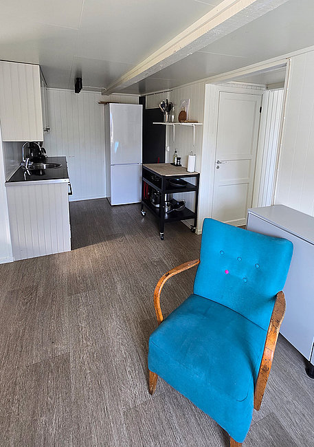 Offene Wohnküche in der Ferienwohnung Olufbua in der Hemmingodden Fishing Lodge in Ballstad auf den Lofoten.