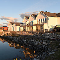 Blick auf das Apartmenthaus am Hafen von Sommarøy.