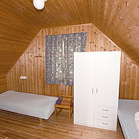 Blick ins geräumige Schlafzimmer Nr. 2 mit zwei Einzelbetten.