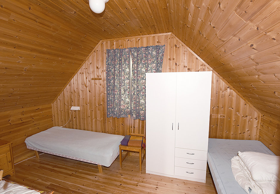 Blick ins geräumige Schlafzimmer Nr. 2 mit zwei Einzelbetten.