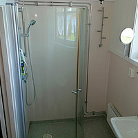 Das Gårdshuset in Südschweden besitzt ein Bad mit Dusche und WC.