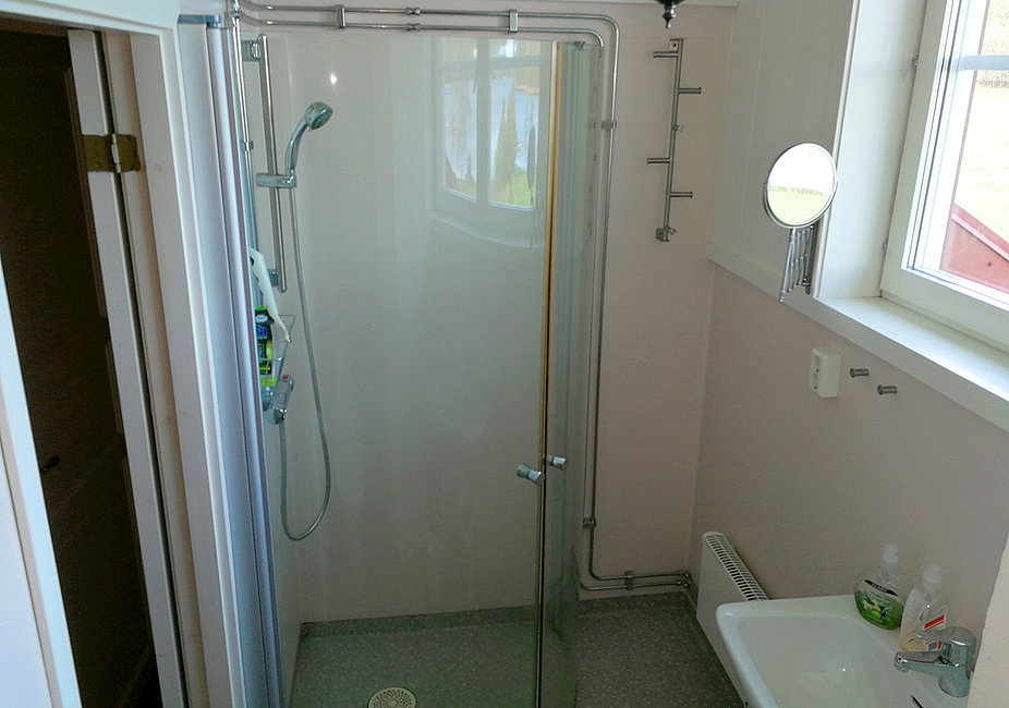 Das Gårdshuset in Südschweden besitzt ein Bad mit Dusche und WC.