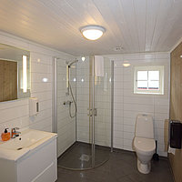 Großes Bad mit Dusche und WC im Apartment vom Typ 3+.