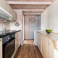 Küche der Wohnung Linbua mit Backofen und Geschirrspüler.