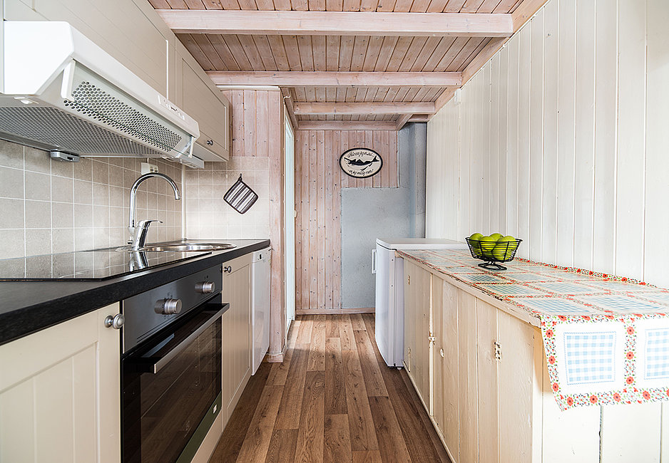 Küche der Wohnung Linbua mit Backofen und Geschirrspüler.