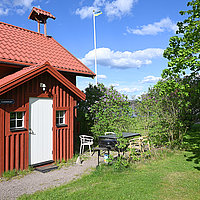 Außenansicht des Ferienhauses Gårdshuset am Stor-Lungen in Schweden.