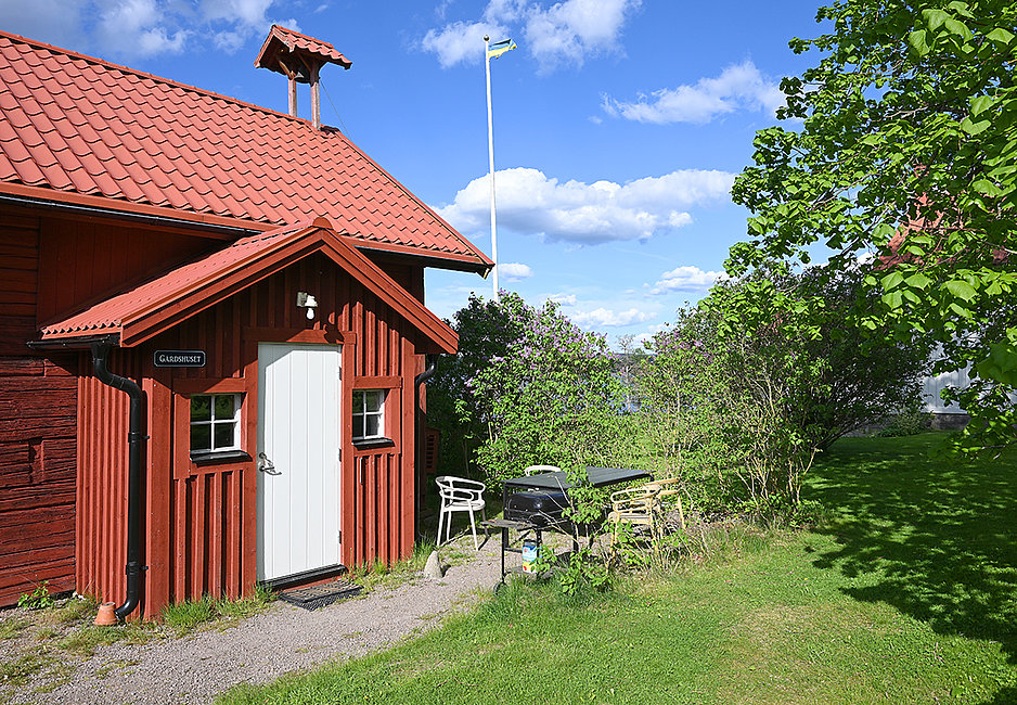 Außenansicht des Ferienhauses Gårdshuset am Stor-Lungen in Schweden.