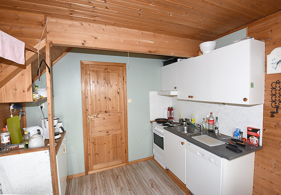 Die Küchenzeile im Haus 1 mit Geschirrspüler und Backofen.