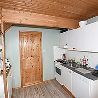 Die Küchenzeile im Haus 1 mit Geschirrspüler und Backofen.