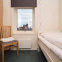 Schlafzimmer 5 in der Rorbu-Wohnung Kokkbua mit Einzelbett.