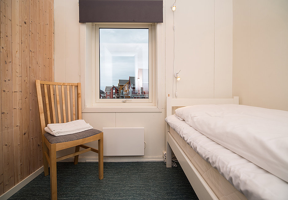 Schlafzimmer 5 in der Rorbu-Wohnung Kokkbua mit Einzelbett.