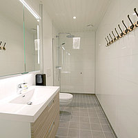 Geräumiges Bad mit Dusche und WC für 5-6 Personen.