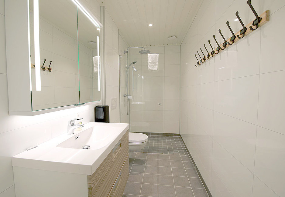 Geräumiges Bad mit Dusche und WC für 5-6 Personen.