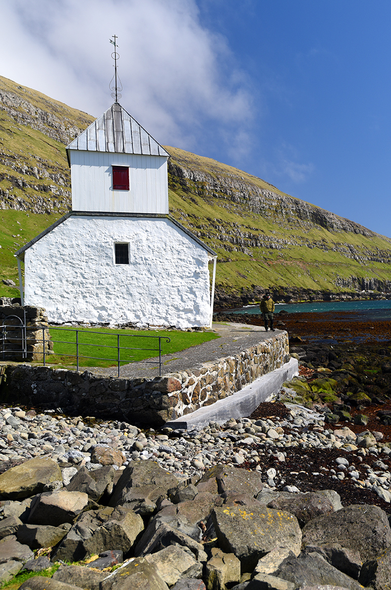 Eine kleine Kapelle steht an der Küste der Färöer Inseln.