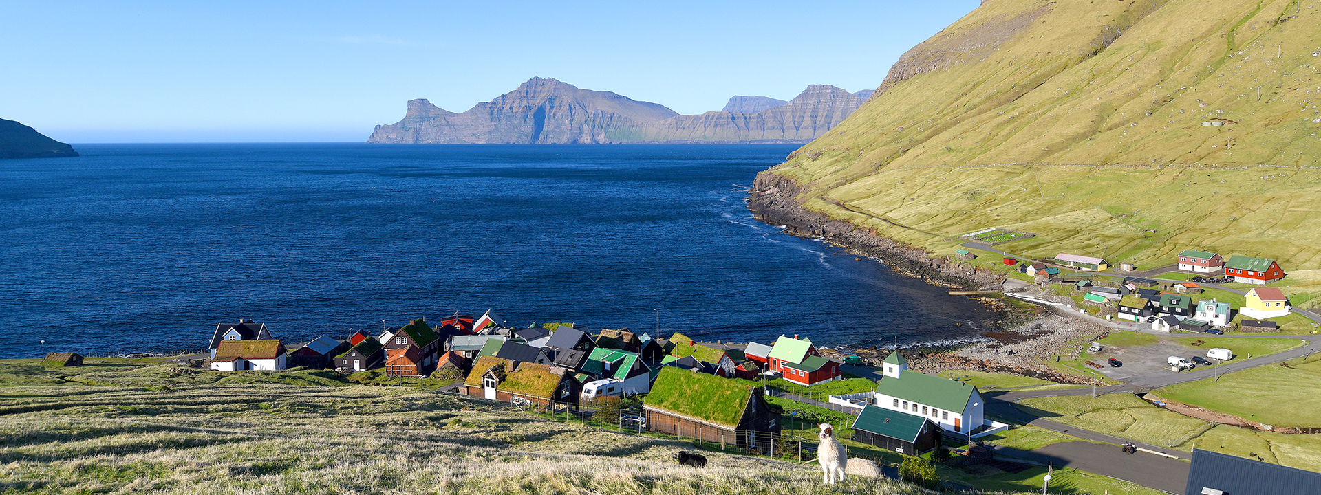 Blick auf ein malerisches Fischerdorf an der Küste der Färöer Inseln.