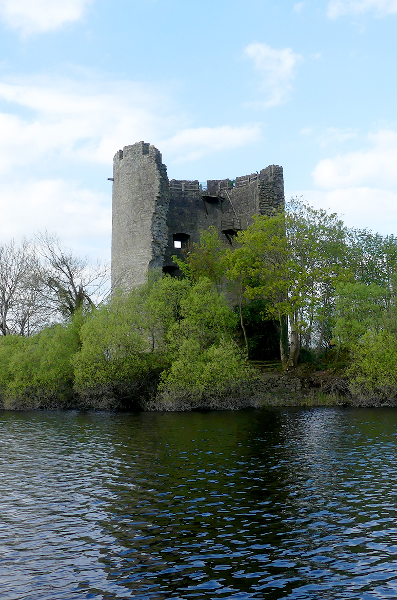 Eine Ruine steht am Ufer eines Sees in Cavan.