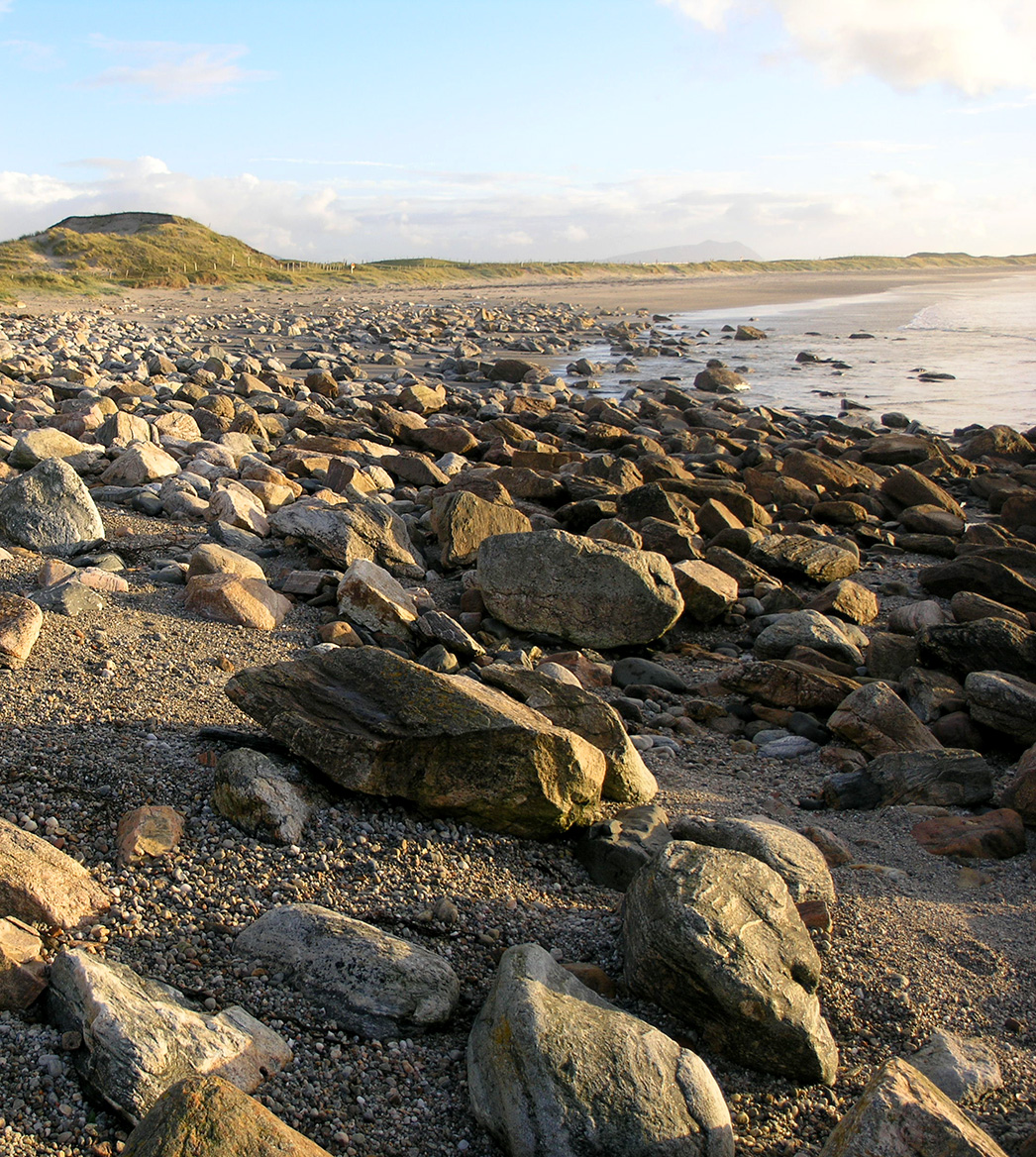 Die steinige Küste Irlands. 