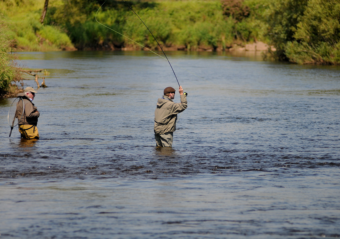 Zwei Angler werfen ihre Ruten im River Moy aus.