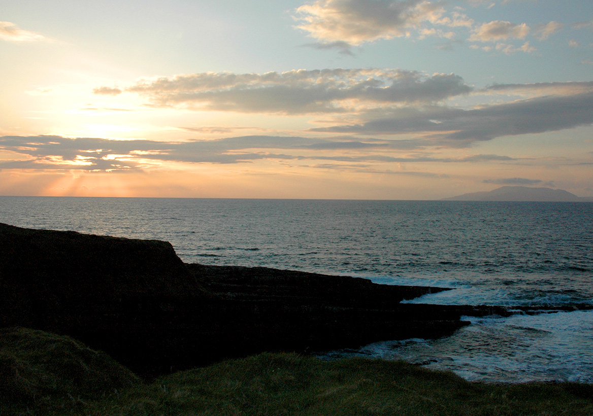 Ein Blick auf die irische Süd-/Westküste im Sonnenuntergang.
