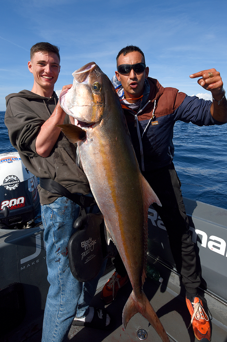 Zwei junge Angler präsentieren einen großen Fang.