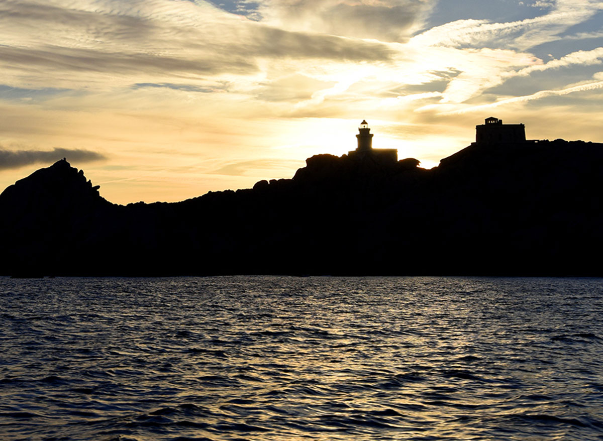Die Silhouette der Küste von Sardinien im Sonnenuntergang.