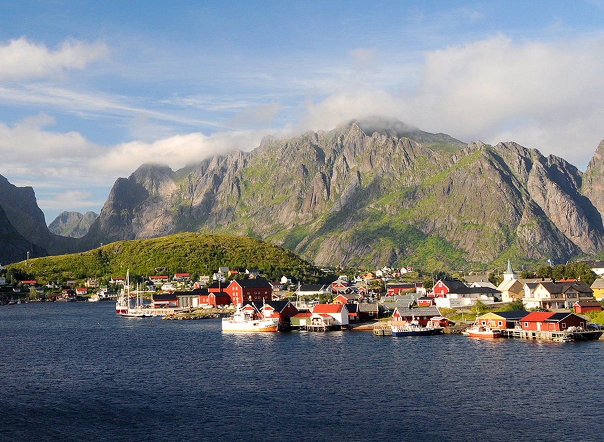 Ein Anglerdorf an der norwegischen Küste.