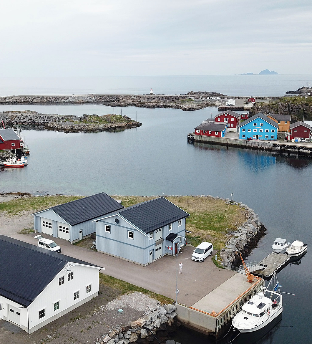 Luftbild von der Laukvik Brygge am Hafen.