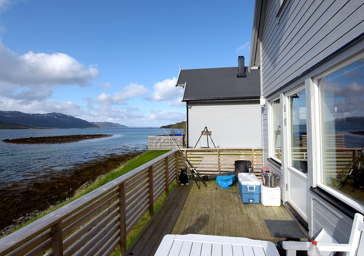 Ein Blick auf die Terrasse eines Anglerhauses in Valvåg.