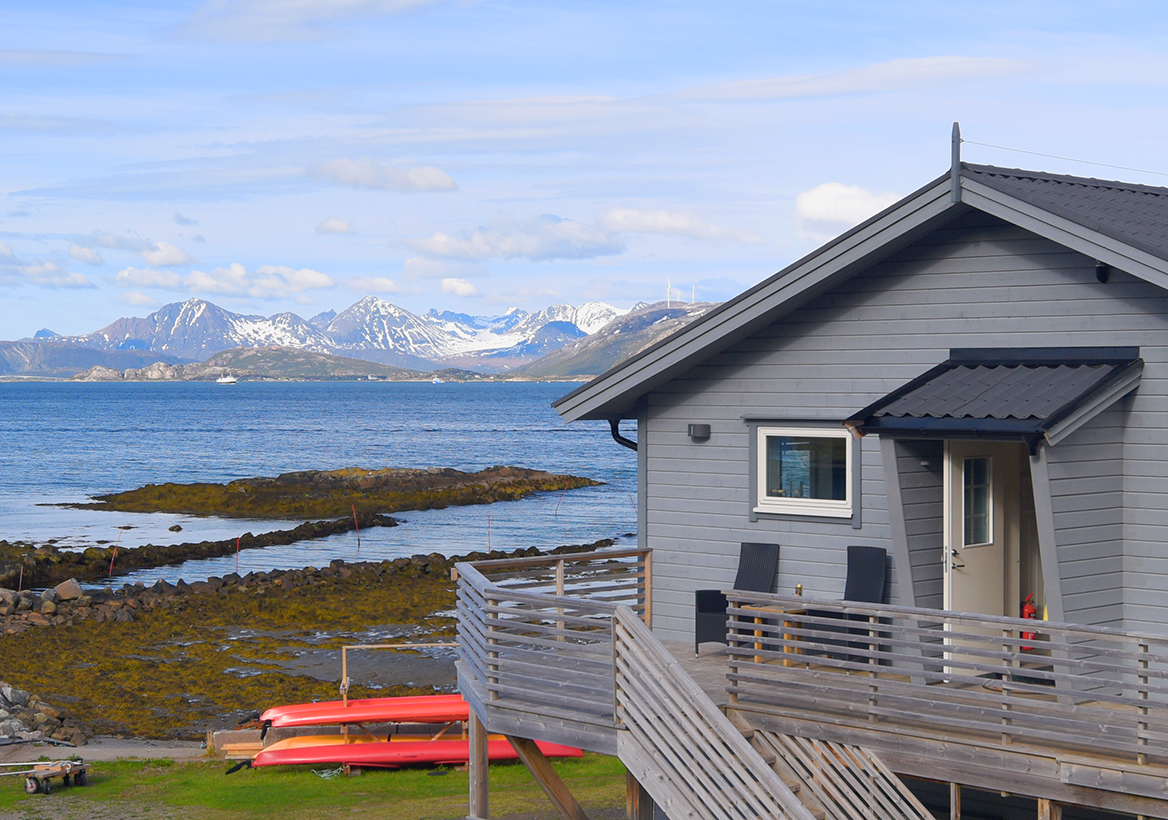 Ein Ferienhaus steht an der Küste von Laukvik.