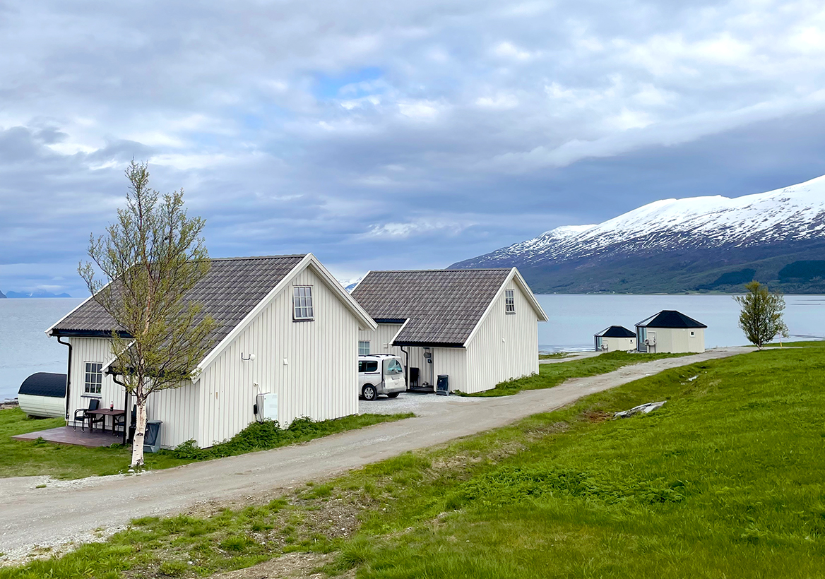 Die beiden Seehäuser liegen traumhaft am Lyngen Fjord.
