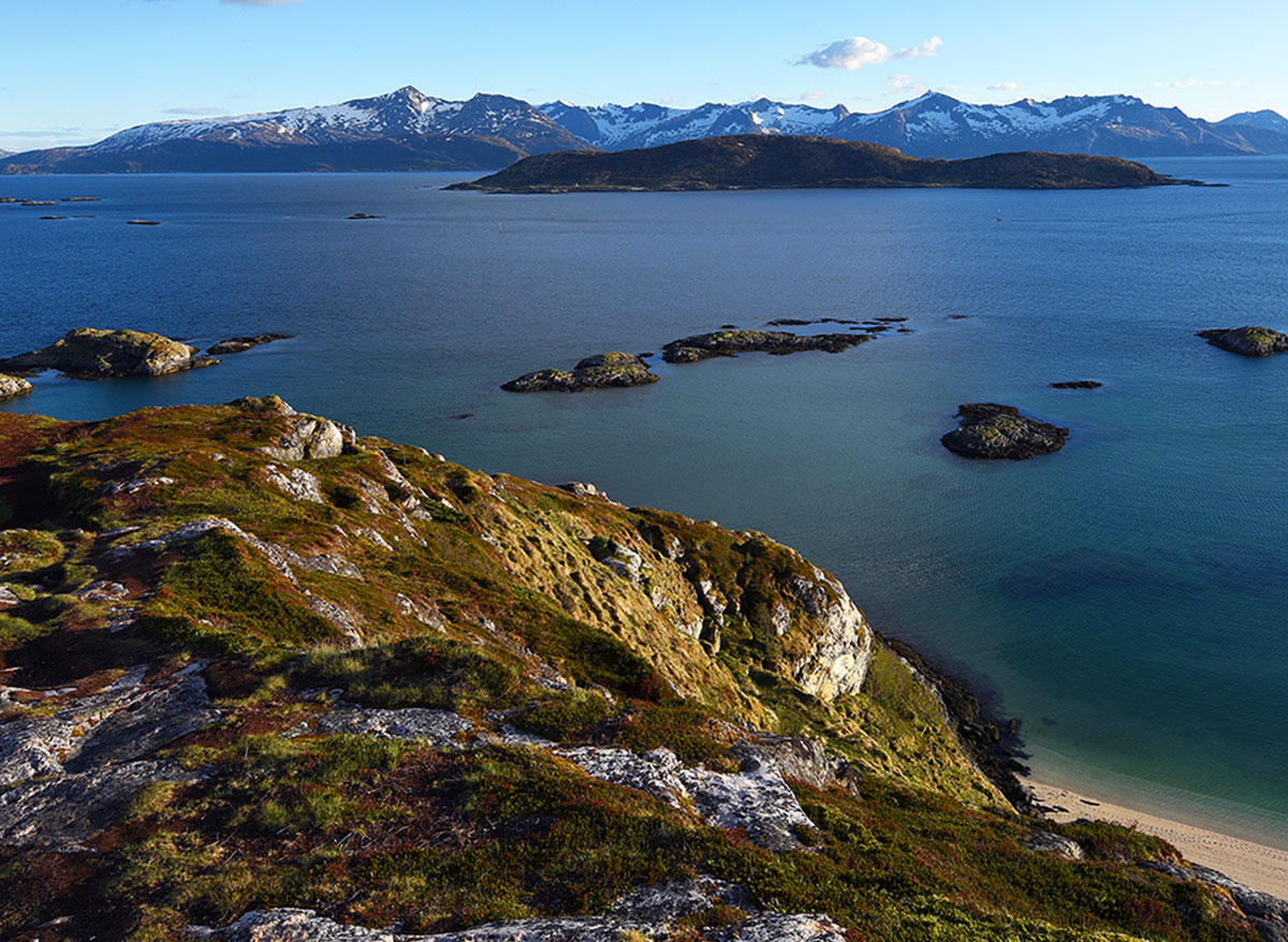 Die felsige Küste des Anglerparadieses Tromsø in Nordnorwegen.