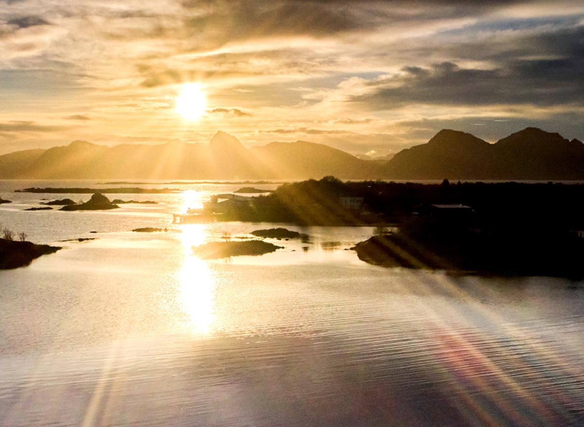 Die unberührte See von Vesterålen im Sonnenuntergang.