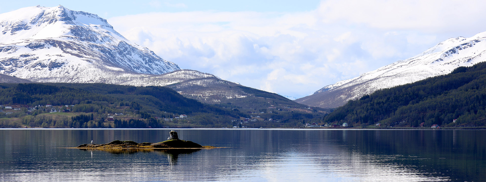 Ausblick von der Terrasse über den Fjord.