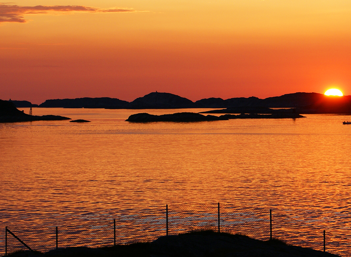Ein Sonnenuntergang an der Küste von Bergen in Südnorwegen.