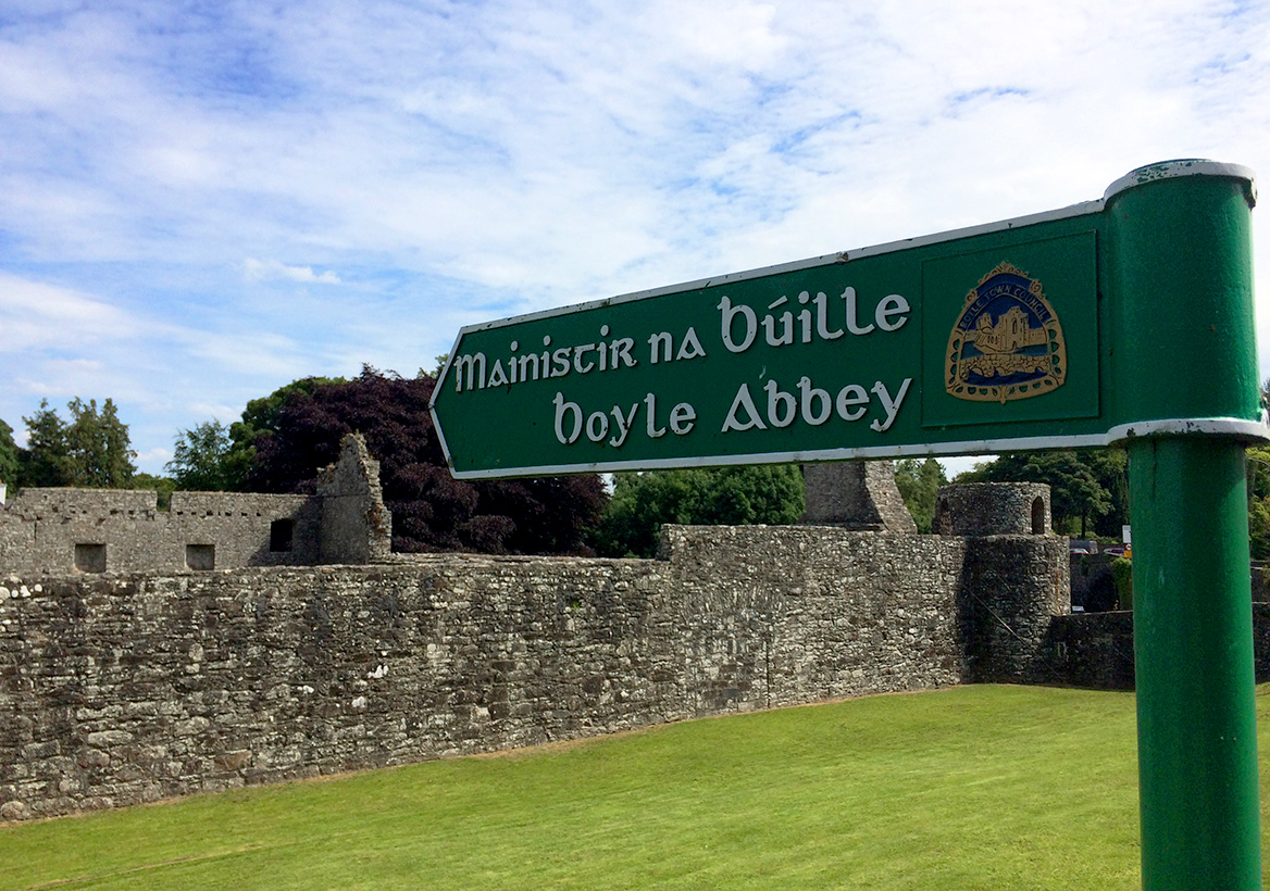 Ein Straßenschild weist den Weg zu einer irischen Ruine.