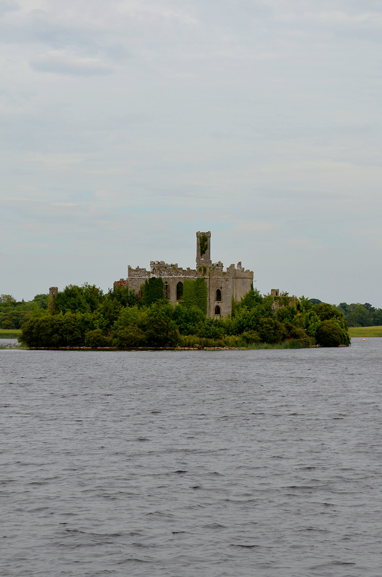 Eine irische Ruine steht auf einer kleinen Landzunge.