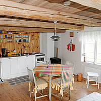 Das Gårdshuset in der Sundviks Farm besitzt eine helle, voll ausgestattete Küche.